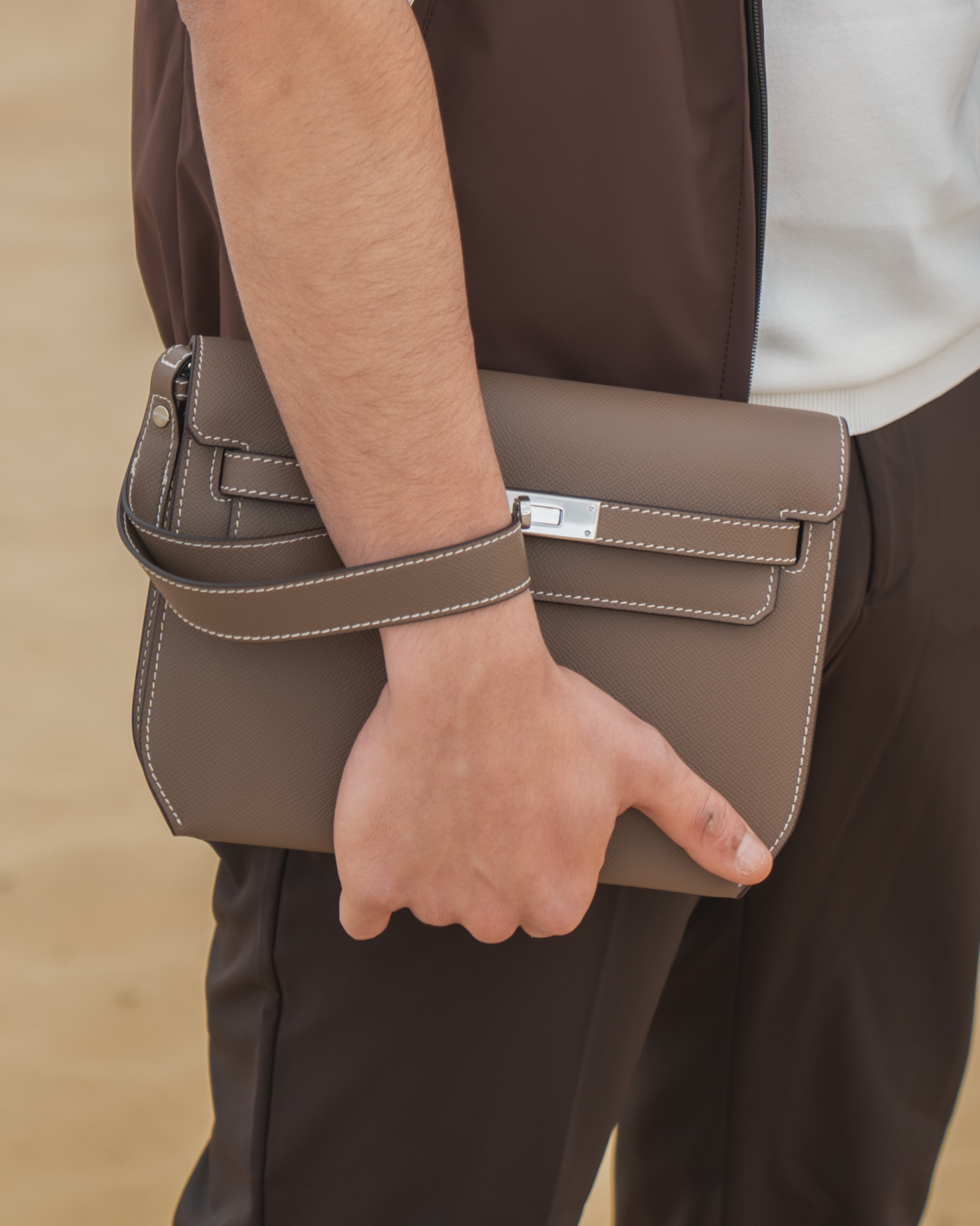 VERSA TAUPE SIGNATURE BAG