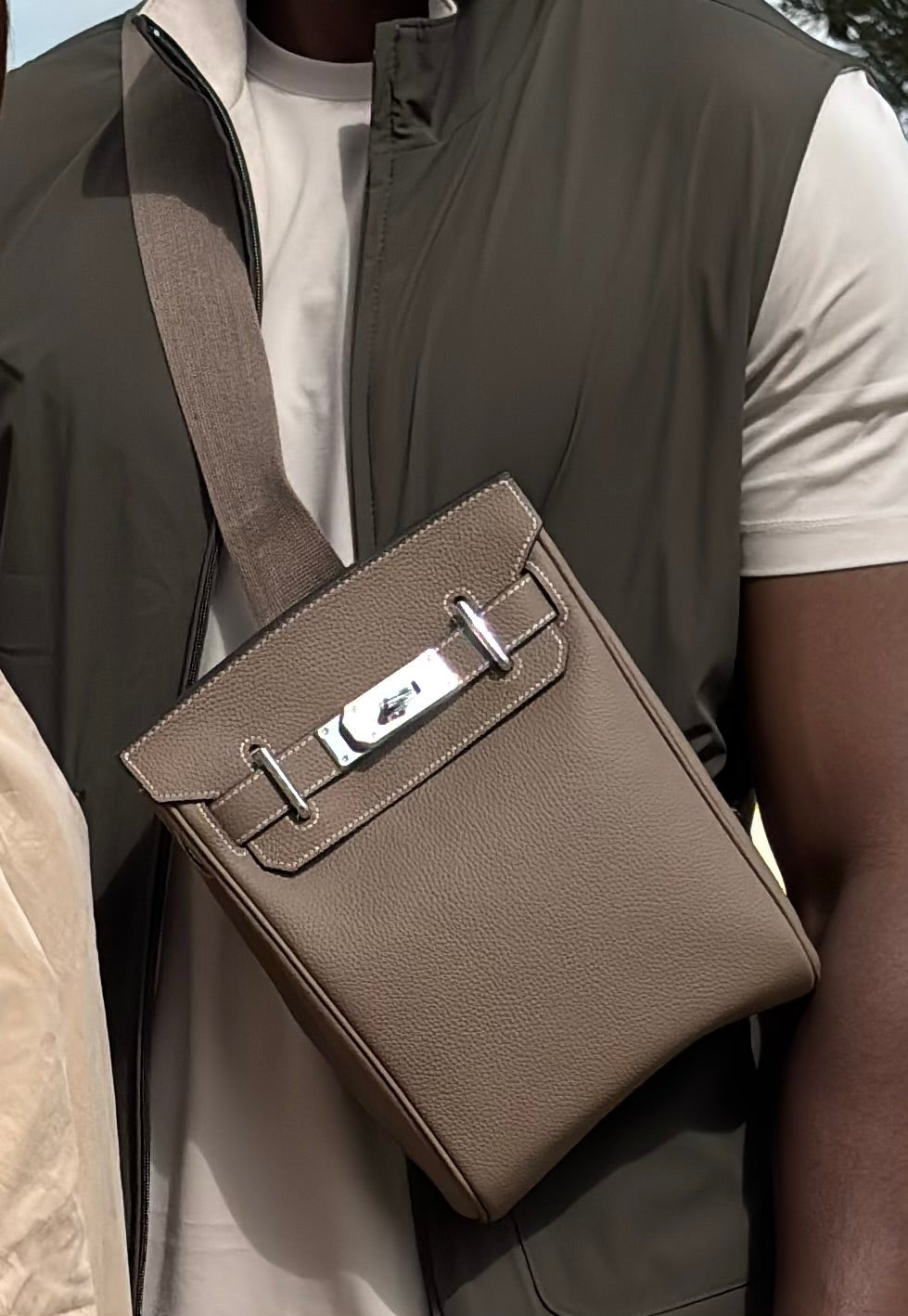 LEATHER TAUPE MESSENGER BAG